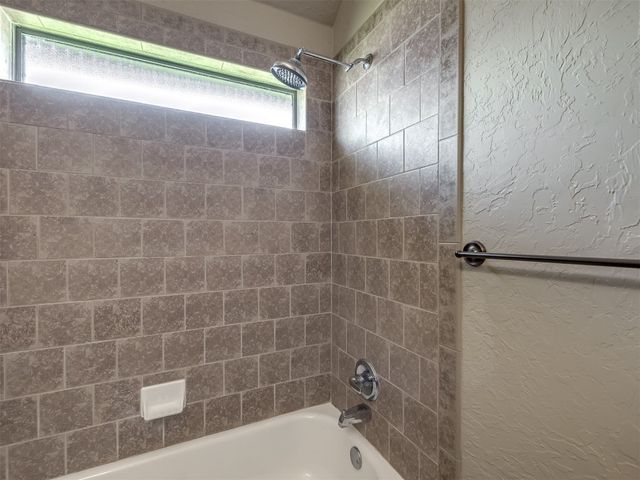 609 S Castlerock Lane, Mustang, OK 73064