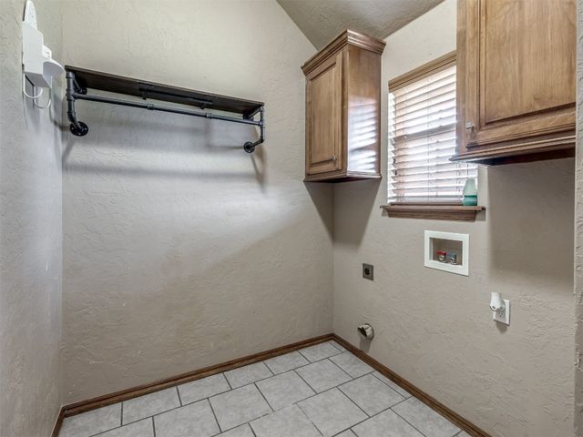 609 S Castlerock Lane, Mustang, OK 73064