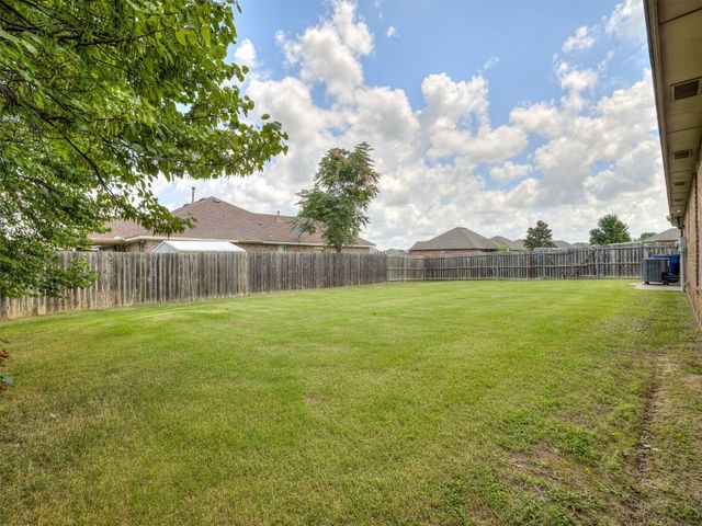 609 S Castlerock Lane, Mustang, OK 73064