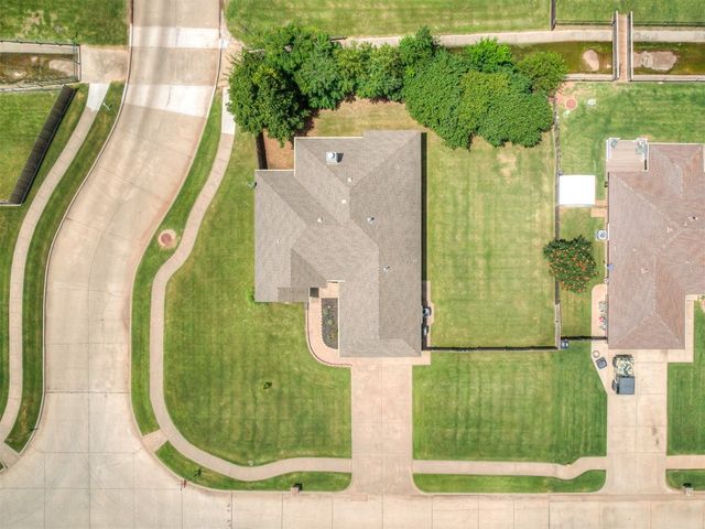 609 S Castlerock Lane, Mustang, OK 73064