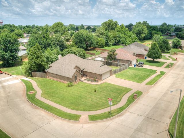 609 S Castlerock Lane, Mustang, OK 73064