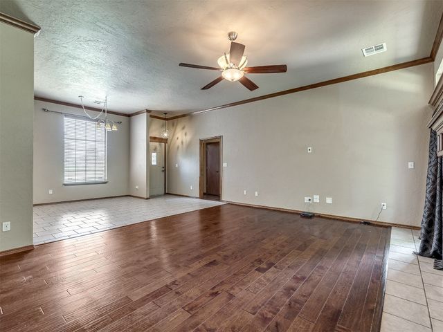 609 S Castlerock Lane, Mustang, OK 73064