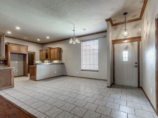 609 S Castlerock Lane, Mustang, OK 73064