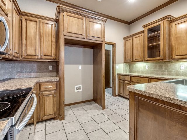 609 S Castlerock Lane, Mustang, OK 73064