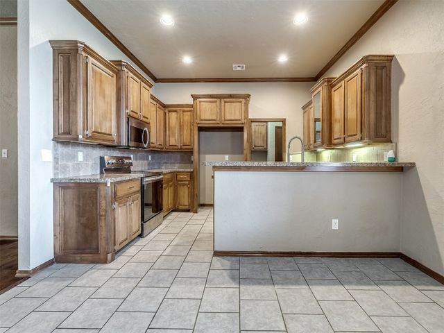 609 S Castlerock Lane, Mustang, OK 73064
