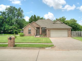 609 S Castlerock Lane, Mustang, OK 73064