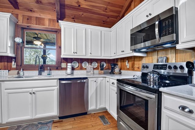 421 Salem Valley Road, Mineral Bluff, GA 30559