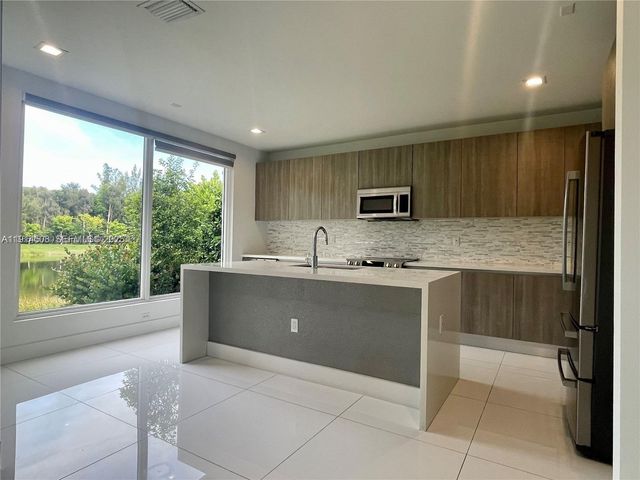 6855 NW 103rd Ave, Doral, FL 33178