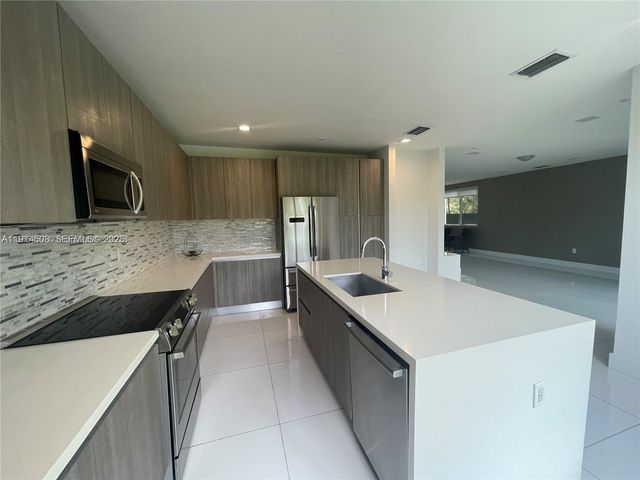 6855 NW 103rd Ave, Doral, FL 33178