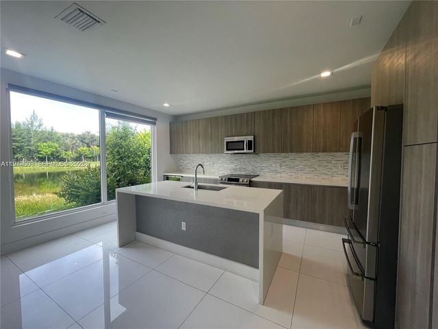 6855 NW 103rd Ave, Doral, FL 33178