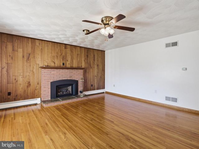544 MENTZER AVE, Chambersburg, PA 17201