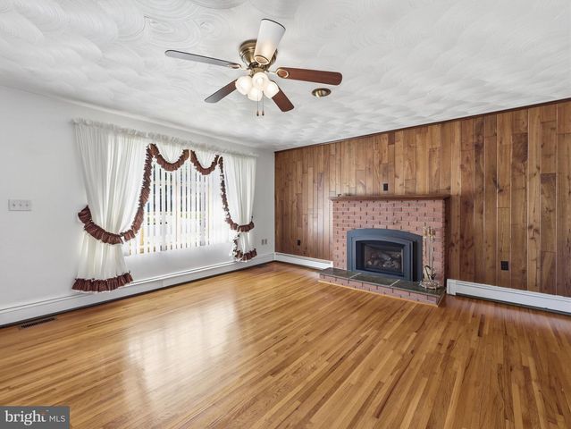 544 MENTZER AVE, Chambersburg, PA 17201