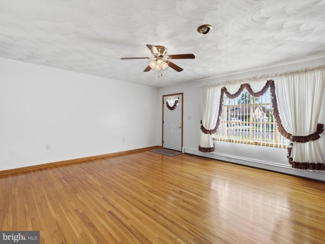 544 MENTZER AVE, Chambersburg, PA 17201