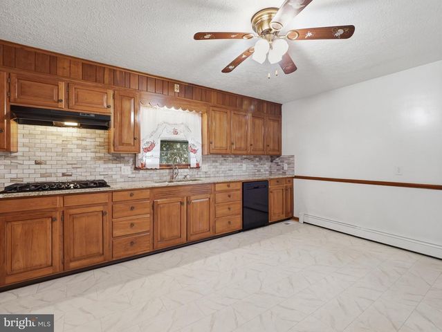 544 MENTZER AVE, Chambersburg, PA 17201