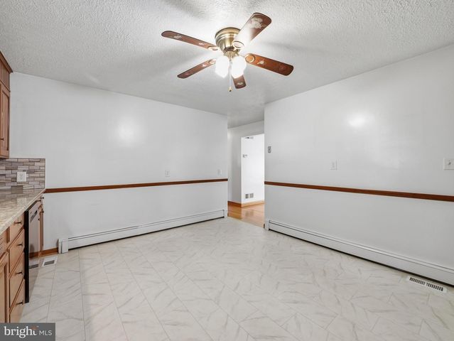 544 MENTZER AVE, Chambersburg, PA 17201