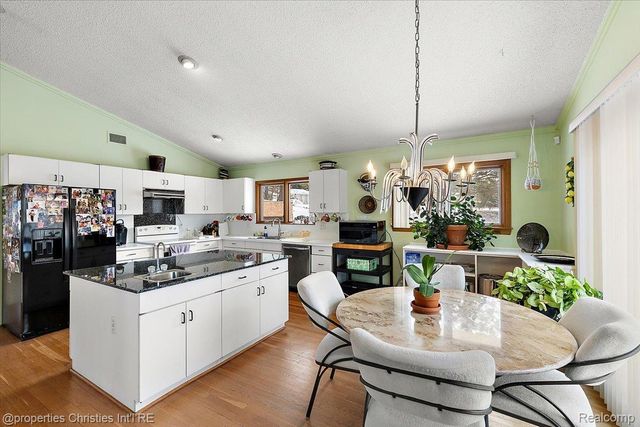 1808 Moors Court, Bloomfield Hills, MI 48302