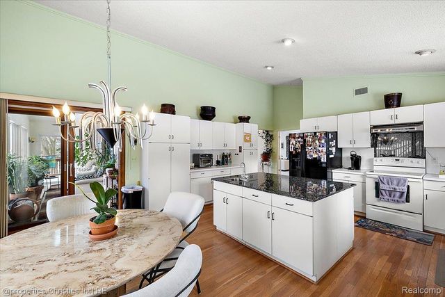 1808 Moors Court, Bloomfield Hills, MI 48302