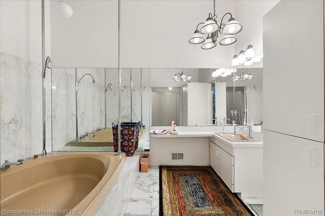 1808 Moors Court, Bloomfield Hills, MI 48302