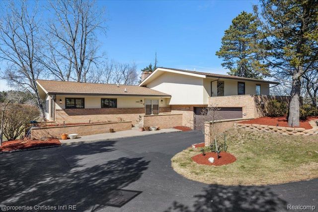 1808 Moors Court, Bloomfield Hills, MI 48302