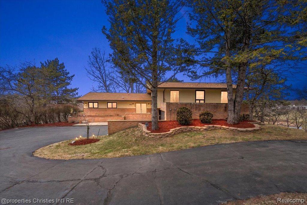 1808 Moors Court, Bloomfield Hills, MI 48302