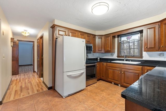 9 Old Princeton Rd Cutoff, Hubbardston, MA 01452