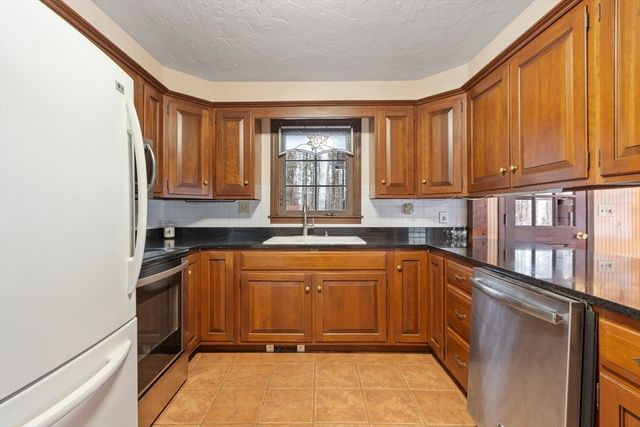 9 Old Princeton Rd Cutoff, Hubbardston, MA 01452