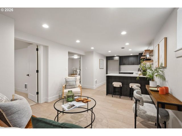 1408 Ne SUMNER St, Portland, OR 97211