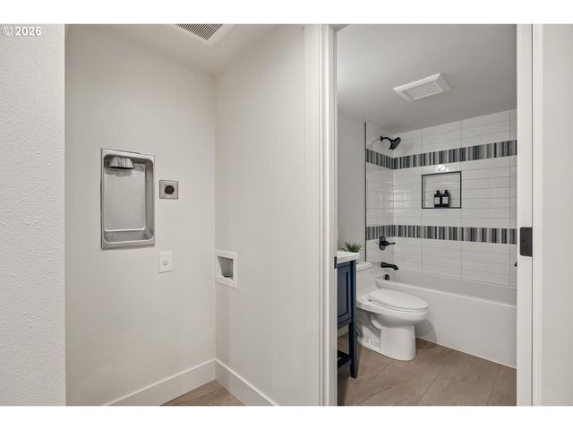 1408 Ne SUMNER St, Portland, OR 97211