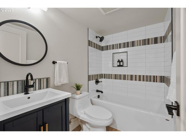 1408 Ne SUMNER St, Portland, OR 97211