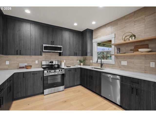 1408 Ne SUMNER St, Portland, OR 97211