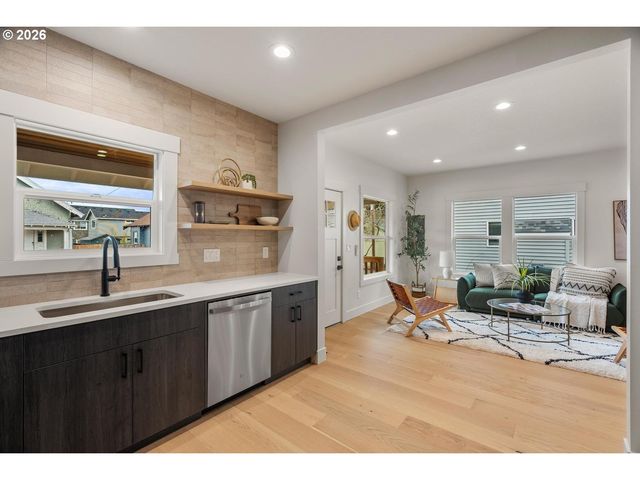 1408 Ne SUMNER St, Portland, OR 97211