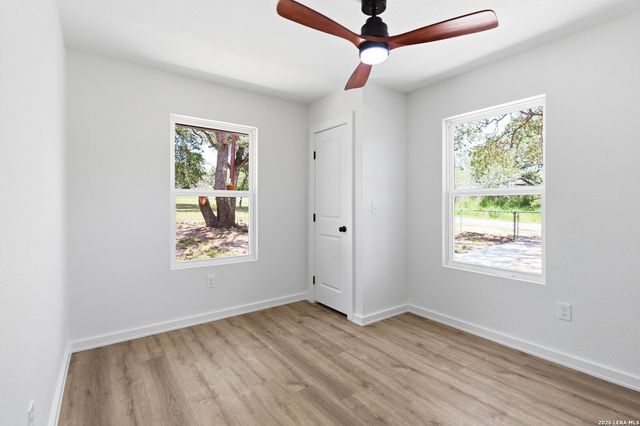 400 Wedgewood Way, Devine, TX 78016