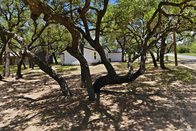 400 Wedgewood Way, Devine, TX 78016