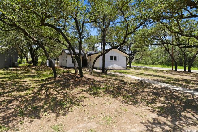 400 Wedgewood Way, Devine, TX 78016