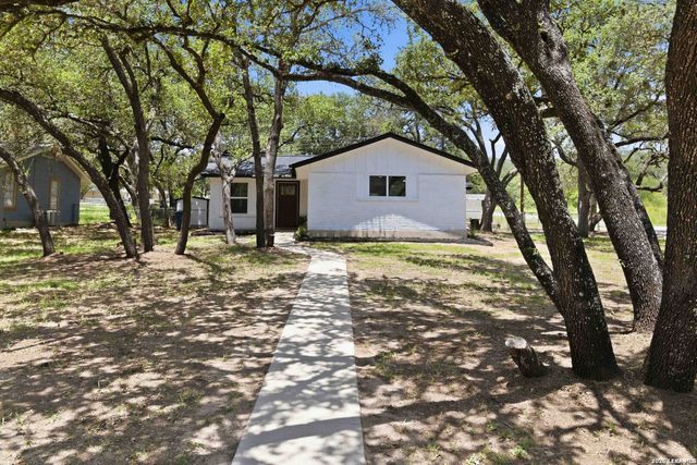 400 Wedgewood Way, Devine, TX 78016