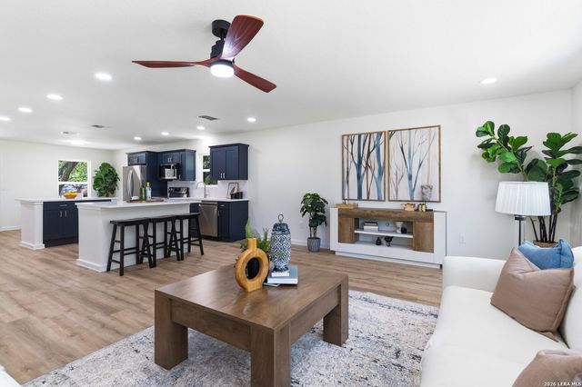 400 Wedgewood Way, Devine, TX 78016