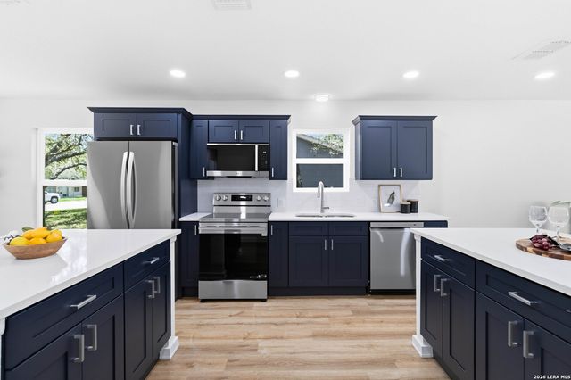 400 Wedgewood Way, Devine, TX 78016