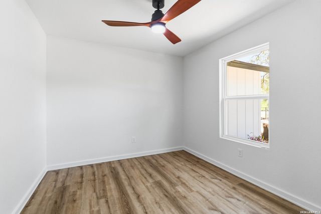 400 Wedgewood Way, Devine, TX 78016