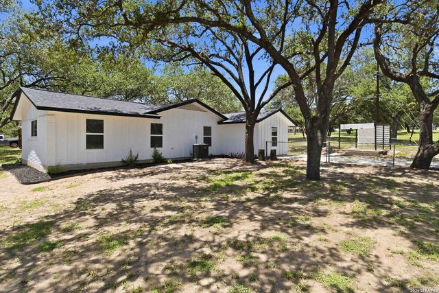 400 Wedgewood Way, Devine, TX 78016