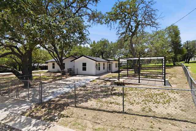 400 Wedgewood Way, Devine, TX 78016