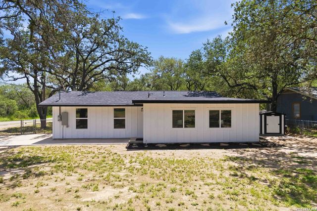 400 Wedgewood Way, Devine, TX 78016