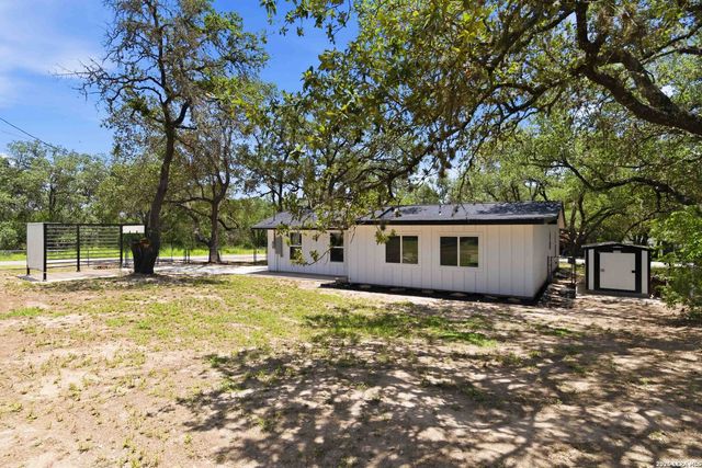 400 Wedgewood Way, Devine, TX 78016
