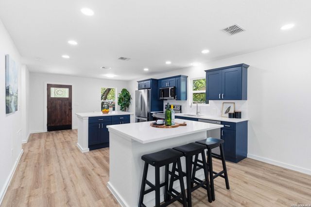 400 Wedgewood Way, Devine, TX 78016