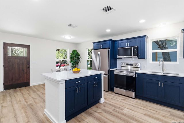 400 Wedgewood Way, Devine, TX 78016