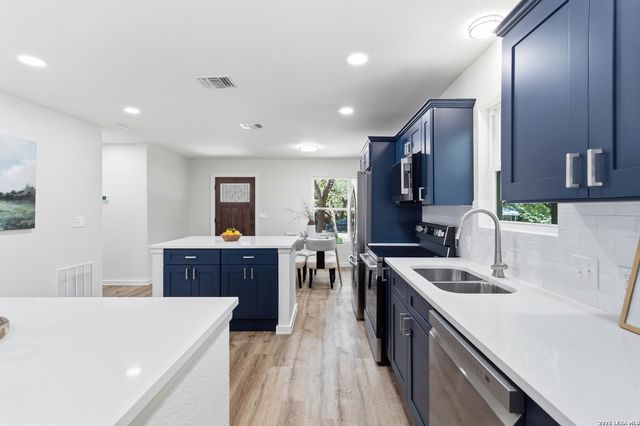 400 Wedgewood Way, Devine, TX 78016