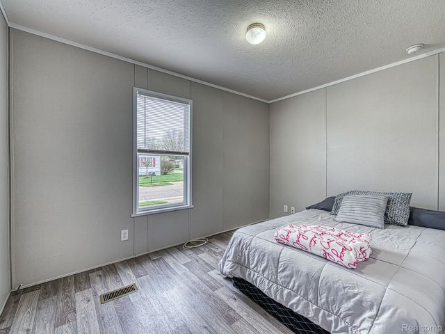139 Menlo Park Dr, Van Buren Charter Township, MI 48111