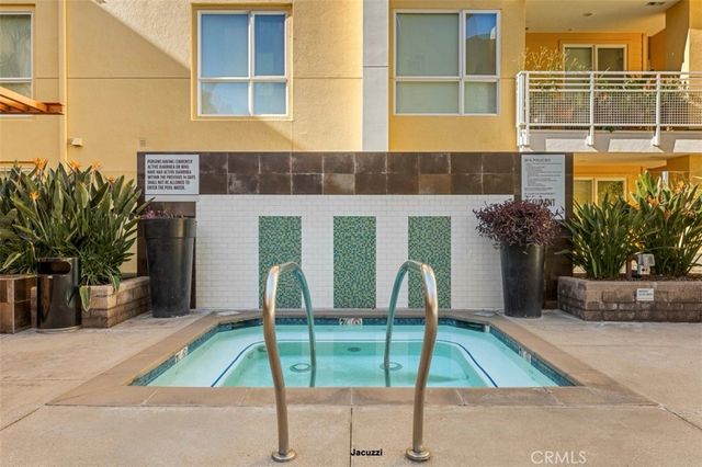 21301 Erwin Street 516, Woodland Hills, CA 91367