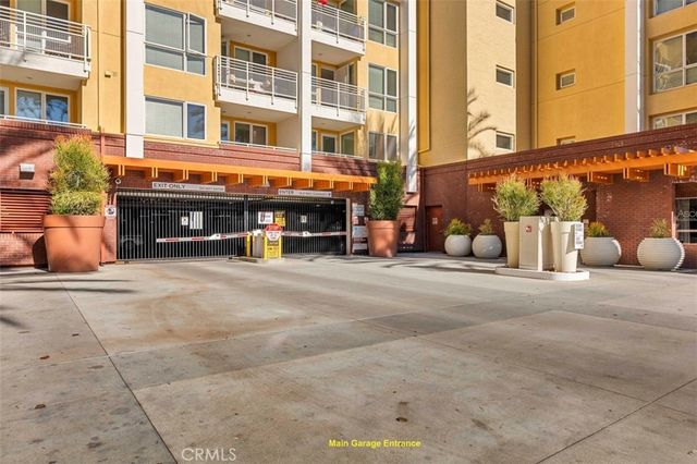 21301 Erwin Street 516, Woodland Hills, CA 91367