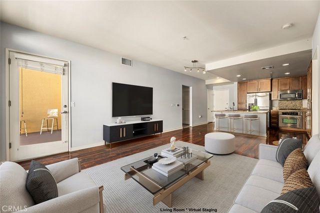 21301 Erwin Street 516, Woodland Hills, CA 91367