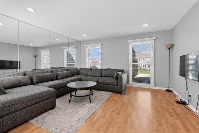 917 Shambliss Lane, Buffalo Grove, IL 60089